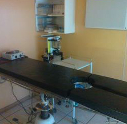 11_Surgical room table in the theatre.jpg